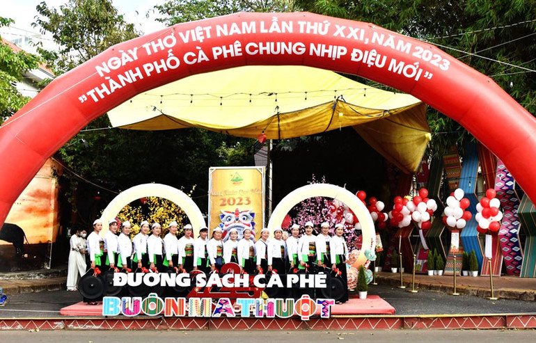 Chương trình thu hút đông đảo người yêu thơ là các dân tộc trong tỉnh tham dự. Chương trình thu hút đông đảo người yêu thơ là các dân tộc trong tỉnh tham dự.