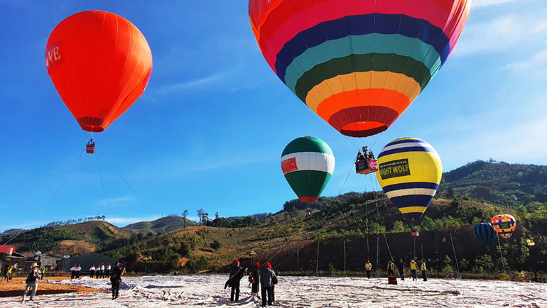 Lễ hội khinh khí cầu “bay về đại ngàn” tại Kon Tum.