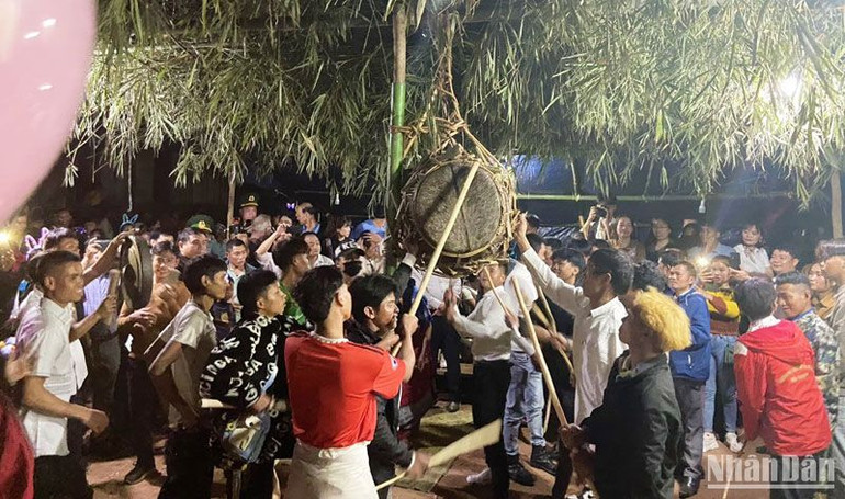 Thanh niên thi nhau đánh trống và chờ trống vỡ để được… tự tình.