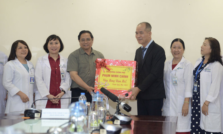 Thủ tướng Phạm Minh Chính tặng quà động viên cán bộ, y bác sĩ Bệnh viện Bình Định.