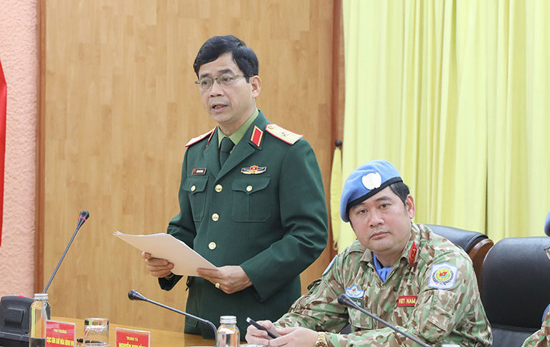 Thiếu tướng Hoàng Kim Phụng báo cáo tại buổi trao quyết định.