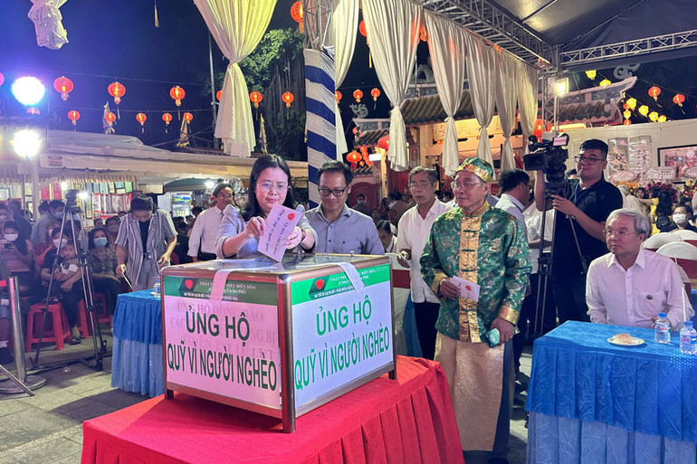 Các đại biểu tham dự khai mạc quyên góp ủng hộ Quỹ vì người nghèo. Các đại biểu tham dự khai mạc quyên góp ủng hộ Quỹ vì người nghèo.