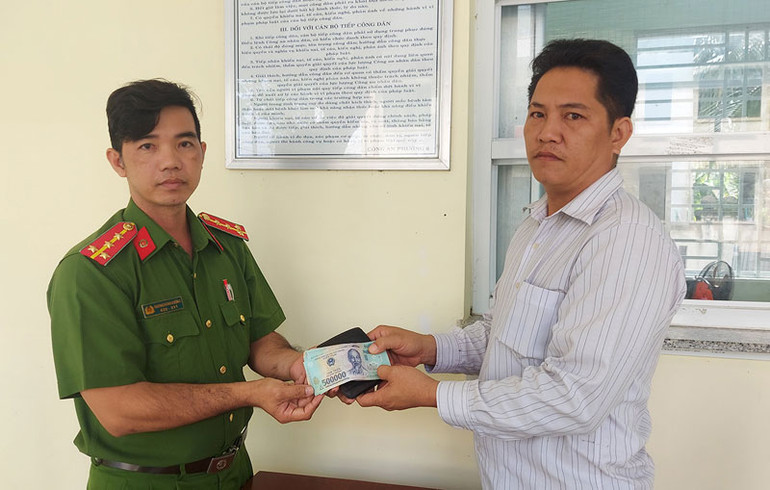 Công an phường 6, thành phố Cao Lãnh, tỉnh Đồng Tháp trả lại chiếc ví và gần 25 triệu đồng cho anh Võ Văn Hiền. Công an phường 6, thành phố Cao Lãnh, tỉnh Đồng Tháp trả lại chiếc ví và gần 25 triệu đồng cho anh Võ Văn Hiền.