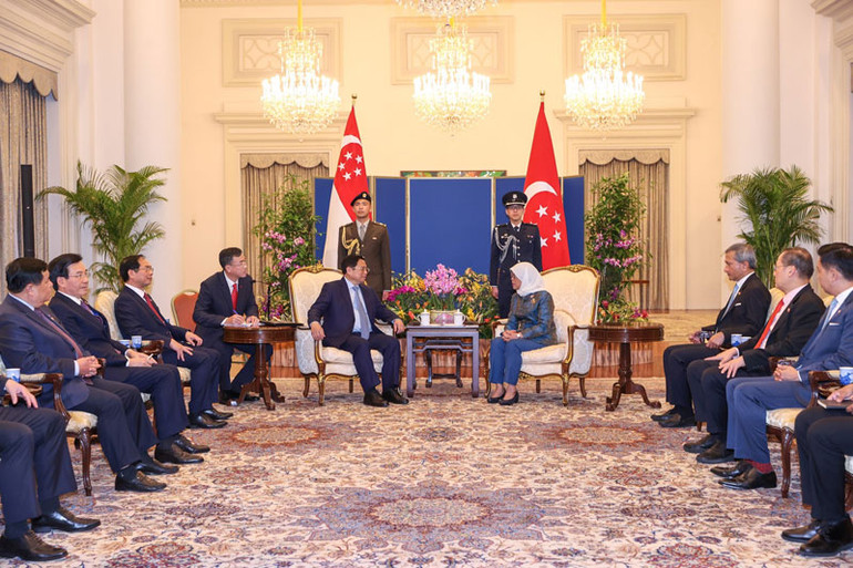 Thủ tướng Phạm Minh Chính hội kiến Tổng thống Cộng hòa Singapore Halimah Yacob. (Ảnh: NHẬT BẮC)