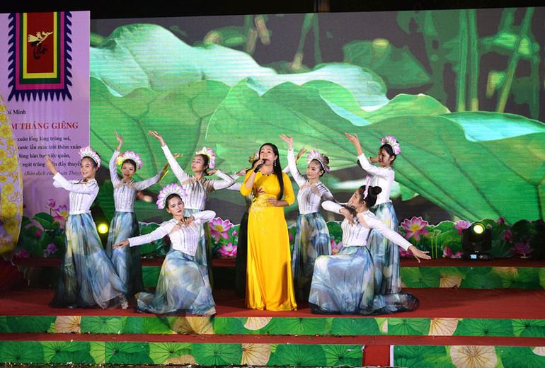 Một tiết mục biểu diễn tại Đêm thơ.