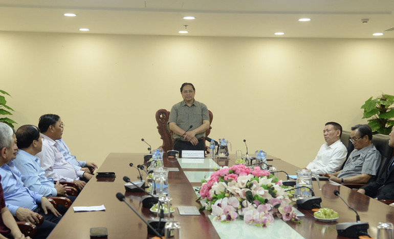 Thủ tướng Phạm Minh Chính nói chuyện với lãnh đạo, cán bộ, y bác sĩ Bệnh viện Bình Định.