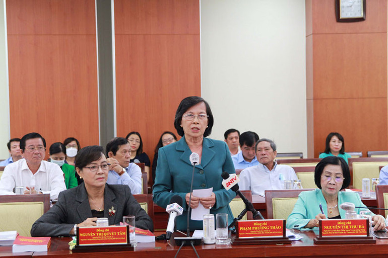 Đồng chí Phạm Phương Thảo, nguyên Phó Bí thư Thành ủy, nguyên Chủ tịch Hội đồng nhân dân Thành phố Hồ Chí Minh phát biểu ý kiến tại hội thảo. Đồng chí Phạm Phương Thảo, nguyên Phó Bí thư Thành ủy, nguyên Chủ tịch Hội đồng nhân dân Thành phố Hồ Chí Minh phát biểu ý kiến tại hội thảo.