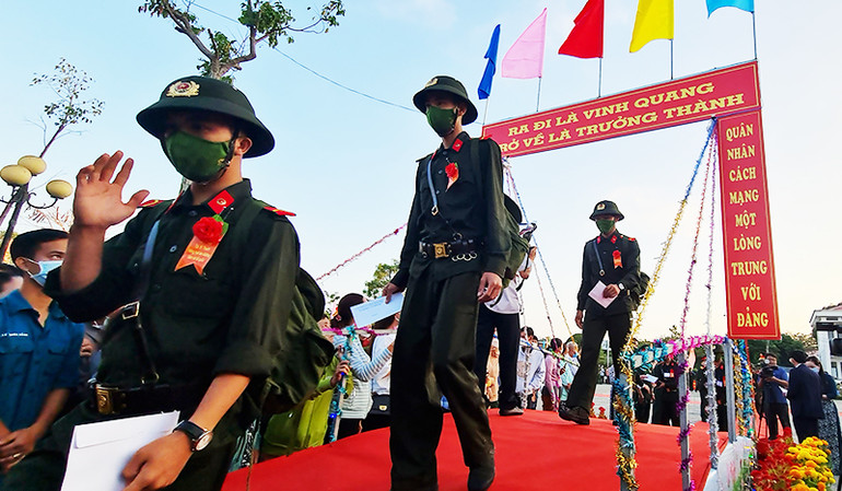 Tiễn thanh niên Hậu Giang lên đường nhập ngũ.