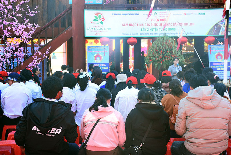 Đông đảo thanh niên huyện Tu Mơ Rông tìm kiếm việc làm tại chương trình Ngày hội việc làm.