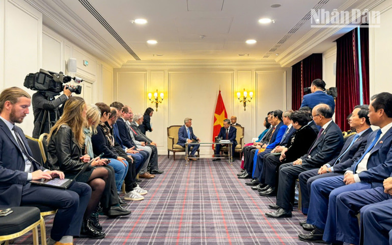 Tổng Bí thư, Chủ tịch nước Tô Lâm tiếp Bí thư toàn quốc Đảng Cộng sản Pháp Fabien Roussel và đoàn đại biểu cấp cao của Đảng, trong đó có các nghị sĩ của Đảng Cộng sản Pháp tại Quốc hội và Thượng viện Pháp.