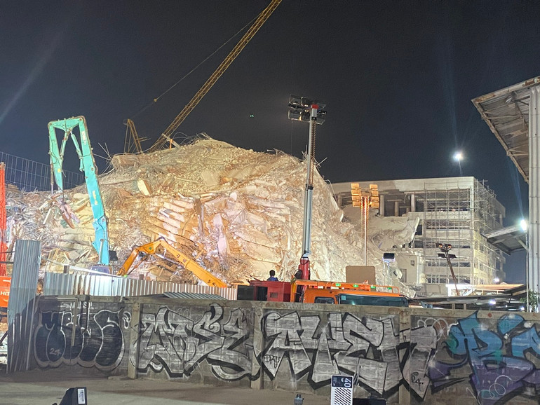 Cơ quan hữu trách của Thái Lan cho biết, có thể còn hơn 70 nạn nhân đang mắc kẹt trong đống đổ nát khổng lồ cao hơn tòa nhà 5 tầng này.