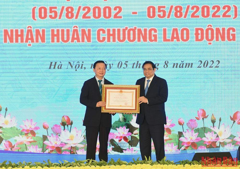 Thủ tướng Phạm Minh Chính trao Huân chương Lao động hạng Nhất tặng Bộ trưởng Tài nguyên và Môi trường Trần Hồng Hà.