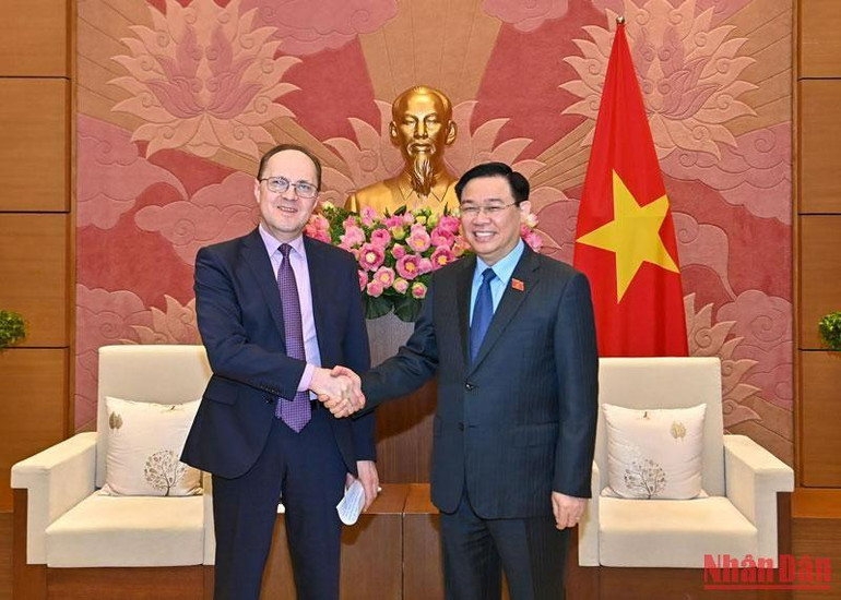 Chủ tịch Quốc hội Vương Đình Huệ và ngài Gennady Bezdetko, Đại sứ đặc mệnh toàn quyền Liên bang Nga tại Việt Nam.
