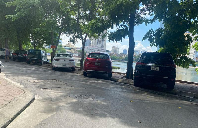 Cả một đoạn vòng hồ Giảng Võ biến thành nơi để trông giữ phương tiện.