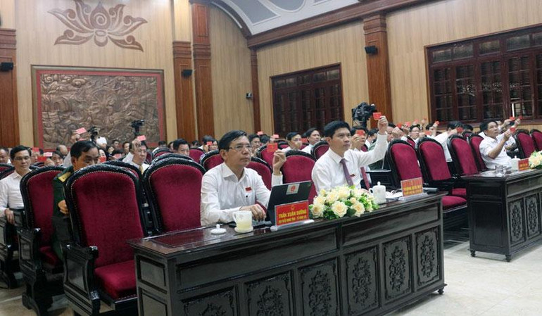 Các đại biểu HĐND tỉnh biểu quyết thông qua nghị quyết kỳ họp. Các đại biểu HĐND tỉnh biểu quyết thông qua nghị quyết kỳ họp.