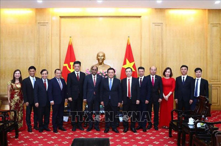 Giám đốc Học viện Chính trị Quốc gia Hồ Chí Minh Nguyễn Xuân Thắng và Ngài Jaya Ratnam, Đại sứ Singapore tại Việt Nam với các đại biểu. (Ảnh: Văn Điệp/TTXVN)