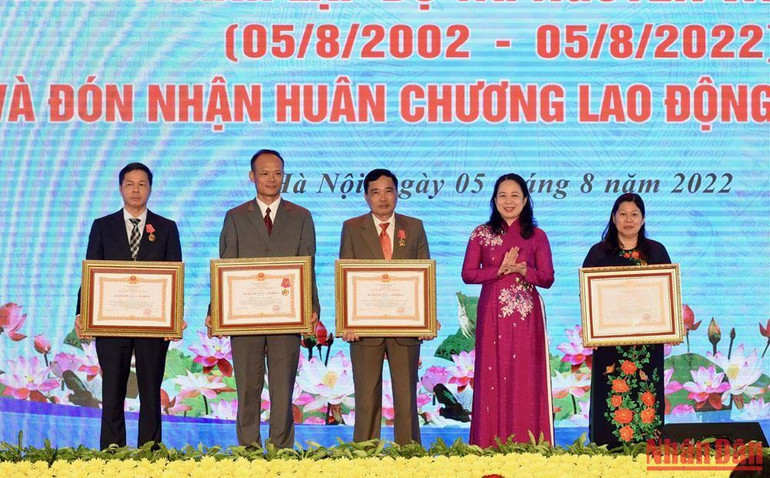 Phó Chủ tịch nước Võ Thị Ánh Xuân trao Huân chương Lao động hạng Ba tặng một số tập thể, cá nhân thuộc Bộ Tài nguyên và Môi trường.
