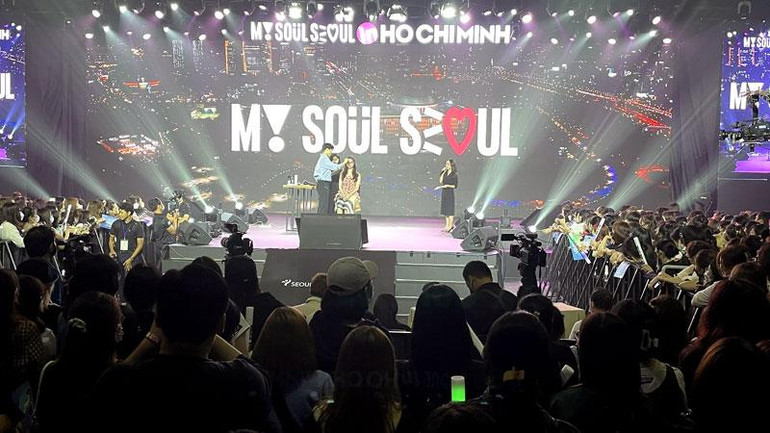 Chuyên gia làm tóc Hàn Quốc giới thiệu mẫu tóc thời trang đến các bạn trẻ TP Hồ Chí Minh.