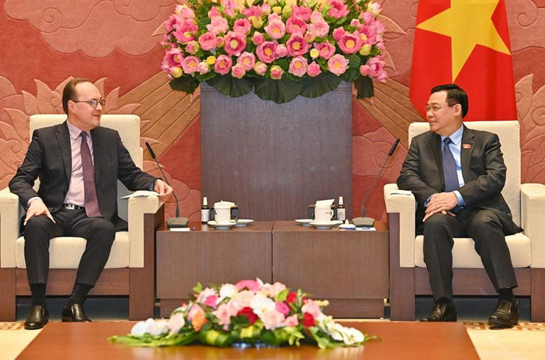 Chủ tịch Quốc hội Vương Đình Huệ và Đại sứ Liên bang Nga Gennady Bezdetko tại buổi tiếp.