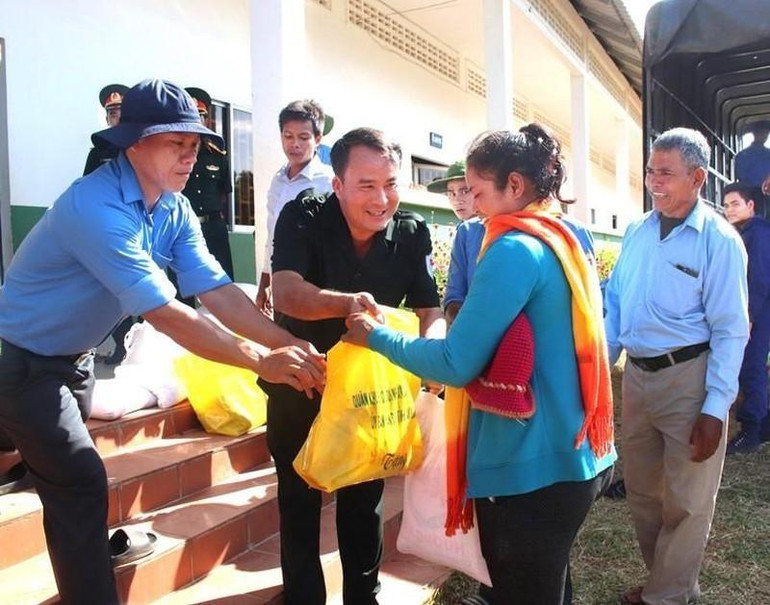 Đồng chí Hoàng Minh Trọng, Chính ủy Bộ Chỉ huy quân sự tỉnh Đắk Lắk thăm, tặng quà người dân tỉnh Mondulkiri. Đồng chí Hoàng Minh Trọng, Chính ủy Bộ Chỉ huy quân sự tỉnh Đắk Lắk thăm, tặng quà người dân tỉnh Mondulkiri.