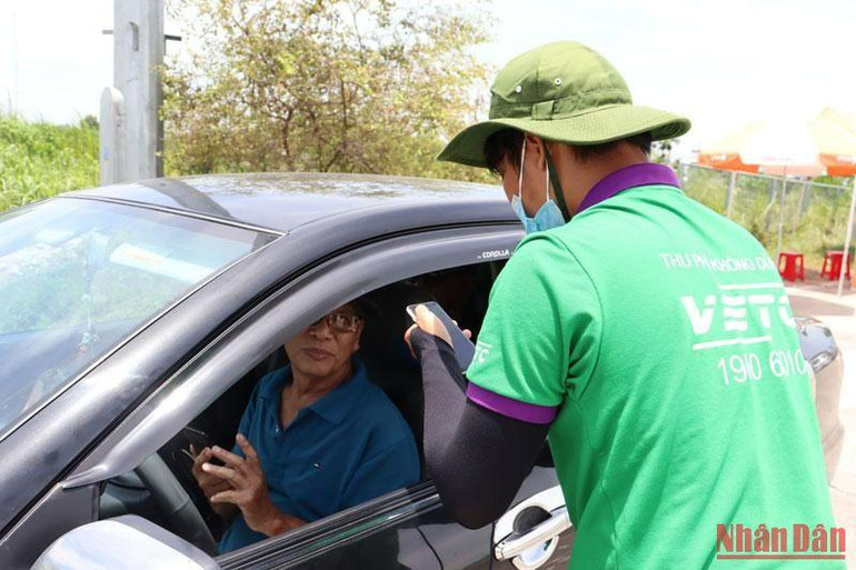 Hướng dẫn lái xe nộp tiền vào tài khoản tại Trạm thu phí Quảng Ngãi.