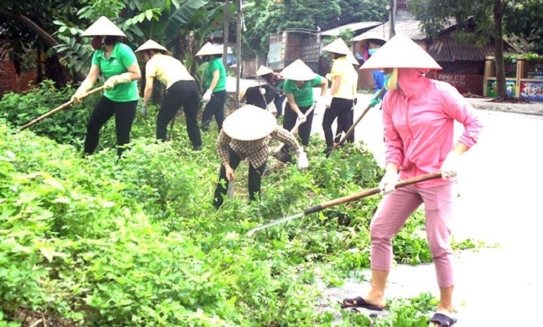 Người dân huyện Ea Súp ra quân dọn vệ sinh phòng, chống sốt xuất huyết. (Ảnh: Trịnh Văn Thế)