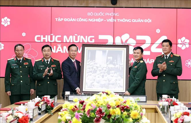 Chủ tịch nước Võ Văn Thưởng tặng quà lưu niệm cho Tập đoàn Công nghiệp-Viễn thông Quân đội (Viettel). (Ảnh: TTXVN)