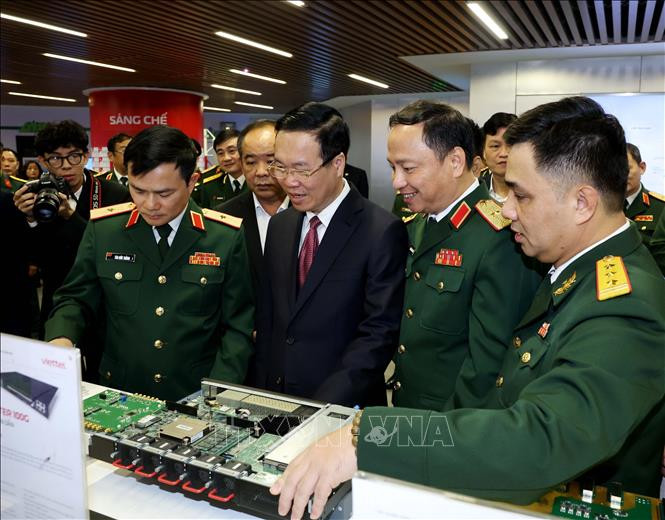 Chủ tịch nước Võ Văn Thưởng thăm và kiểm tra các sản phẩm công nghiệp công nghệ cao của Viettel tại Hòa Lạc. (Ảnh: TTXVN)