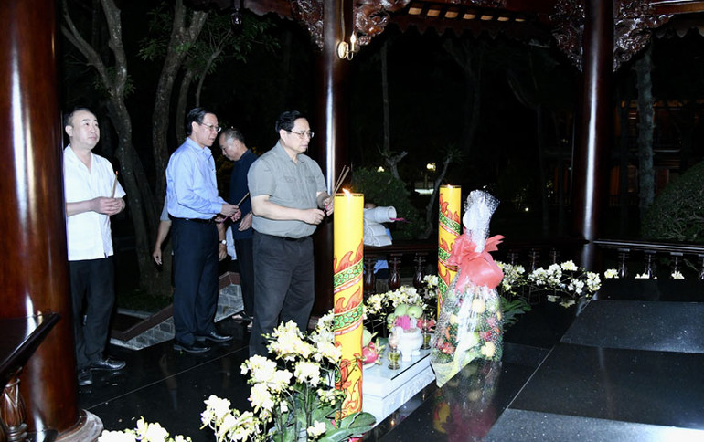 Thủ tướng Phạm Minh Chính dâng hương tại mộ phần cố Thủ tướng Phan Văn Khải. Thủ tướng Phạm Minh Chính dâng hương tại mộ phần cố Thủ tướng Phan Văn Khải.