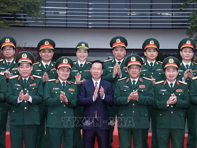 Chủ tịch nước Võ Văn Thưởng với lãnh đạo Tập đoàn Công nghiệp-Viễn thông Quân đội (Viettel). (Ảnh: TTXVN)