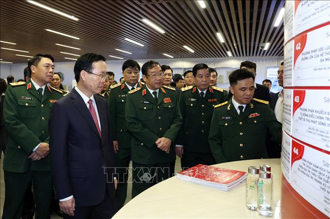 Chủ tịch nước Võ Văn Thưởng nghe giới thiệu về những sáng chế của Viettel. (Ảnh: TTXVN)