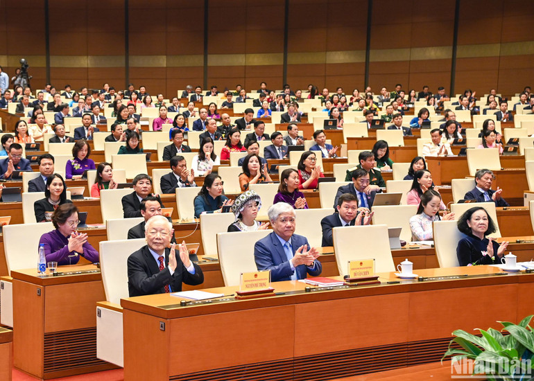 Tổng Bí thư Nguyễn Phú Trọng; Thường trực Ban Bí thư, Trưởng Ban Tổ chức Trung ương Trương Thị Mai; Chủ tịch Ủy ban Trung ương Mặt trận Tổ quốc Việt Nam Đỗ Văn Chiến cùng các đại biểu Quốc hội tham dự Lễ bế mạc Kỳ họp thứ 6, Quốc hội khóa XV tại Hội trường Diên Hồng.