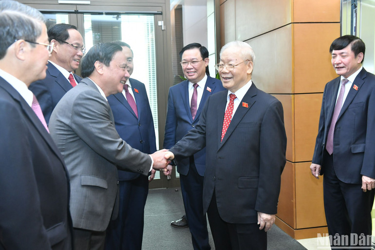 Tổng Bí thư Nguyễn Phú Trọng, Chủ tịch Quốc hội Vương Đình Huệ cùng các đồng chí Phó Chủ tịch Quốc hội và lãnh đạo Quốc hội tại Lễ bế mạc Kỳ họp thứ 6, Quốc hội khóa XV.