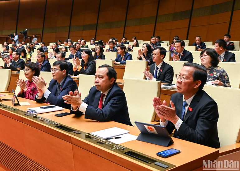 Các đại biểu Quốc hội tham dự Lễ bế mạc Kỳ họp thứ 6, Quốc hội khóa XV tại Hội trường Diên Hồng.