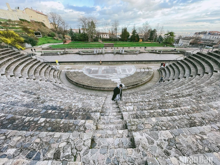 Nhà hát có thiết kế hình bán nguyệt với đường kính 108,5m. Nhà hát có thiết kế hình bán nguyệt với đường kính 108,5m.