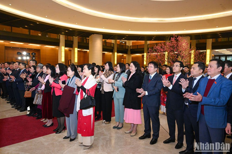 Các đại biểu Quốc hội, cán bộ, công chức, viên chức, người lao động thuộc Văn phòng Quốc hội dự buổi gặp mặt. Các đại biểu Quốc hội, cán bộ, công chức, viên chức, người lao động thuộc Văn phòng Quốc hội dự buổi gặp mặt.