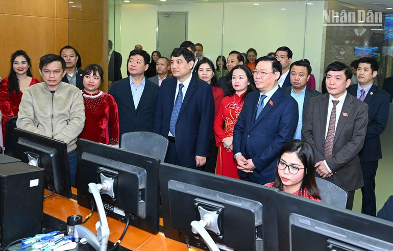 Chủ tịch Quốc hội Vương Đình Huệ và các đại biểu thăm Truyền hình Quốc hội Việt Nam. (Ảnh: Duy Linh)