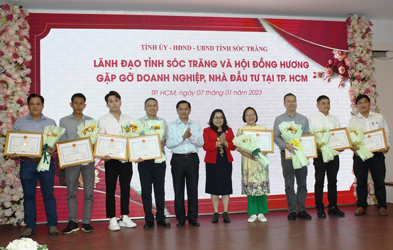 Lãnh đạo tỉnh Sóc Trăng tặng Bằng khen cho các doanh nghiệp đã có nhiều đóng góp an sinh xã hội cho tỉnh Sóc Trăng.