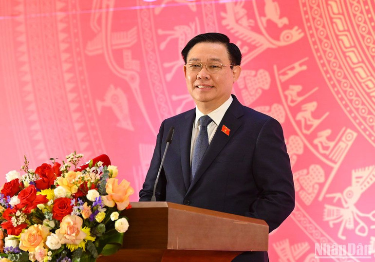 Chủ tịch Quốc hội Vương Đình Huệ phát biểu chúc Tết tại buổi gặp mặt. Chủ tịch Quốc hội Vương Đình Huệ phát biểu chúc Tết tại buổi gặp mặt.