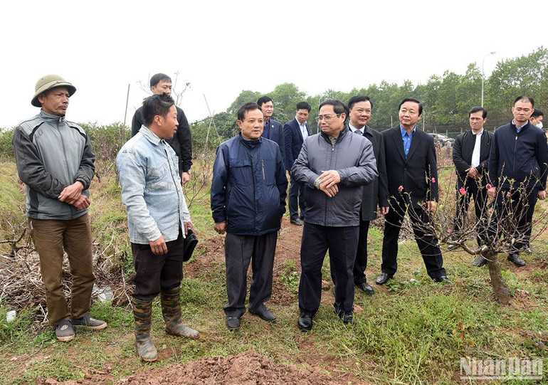 Thủ tướng hỏi thăm người dân bên đường về công tác đền bù.