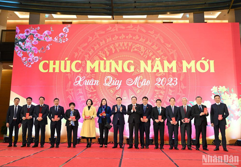 Chủ tịch Quốc hội Vương Đình Huệ và Phó Chủ tịch Thường trực Quốc hội Trần Thanh Mẫn lì xì đầu năm mới cho các Ủy ban của Quốc hội tại buổi gặp mặt. Chủ tịch Quốc hội Vương Đình Huệ và Phó Chủ tịch Thường trực Quốc hội Trần Thanh Mẫn lì xì đầu năm mới cho các Ủy ban của Quốc hội tại buổi gặp mặt.