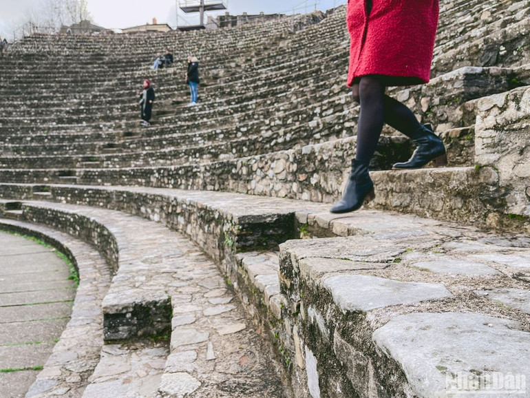 Khán đài được xây dựng theo lối bậc thang từ các loại đá nguyên khối. Khán đài được xây dựng theo lối bậc thang từ các loại đá nguyên khối.