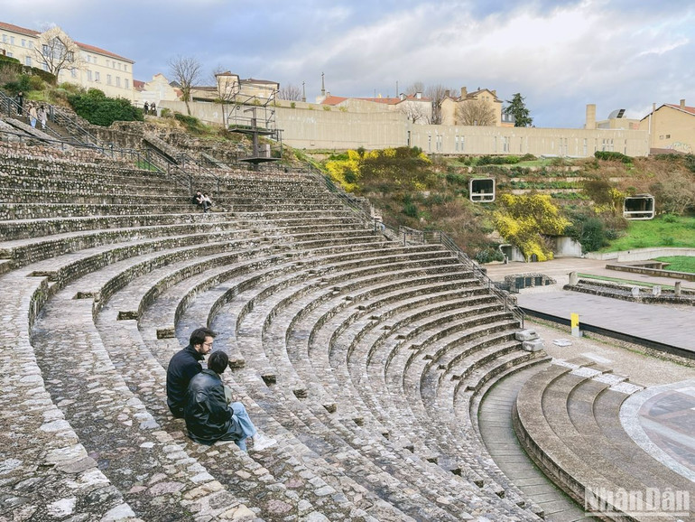 Nhà hát cổ La Mã trên đồi Fourvière trở thành biểu tượng của thành phố Lyon cổ đại. Nhà hát cổ La Mã trên đồi Fourvière trở thành biểu tượng của thành phố Lyon cổ đại.