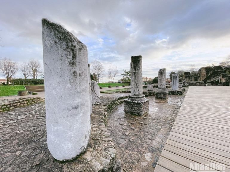 Trụ đá còn sót lại theo năm tháng là tàn tích của bức tường phía sau sân khấu. Trụ đá còn sót lại theo năm tháng là tàn tích của bức tường phía sau sân khấu.