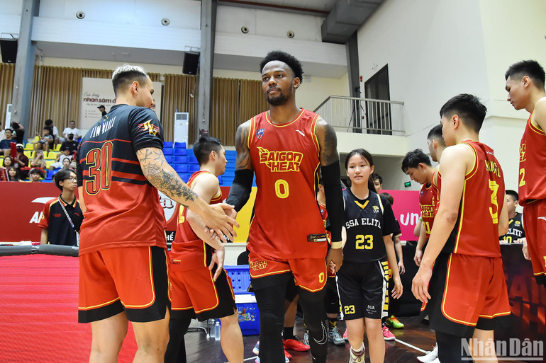 Là đội được xếp vị trí chủ nhà, các cầu thủ Saigon Heat bước vào trận đấu với tâm lý tự tin trước một đối thủ được đánh giá yếu hơn.