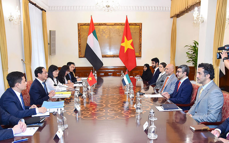 Bộ trưởng Ngoại giao Bùi Thanh Sơn hội đàm với Bộ trưởng Ngoại giao Các Tiểu vương quốc Arab thống nhất Sheikh Abdullah bin Zayed Al Nahyan. Bộ trưởng Ngoại giao Bùi Thanh Sơn hội đàm với Bộ trưởng Ngoại giao Các Tiểu vương quốc Arab thống nhất Sheikh Abdullah bin Zayed Al Nahyan.