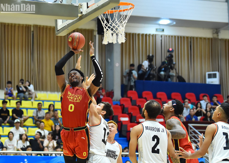 Với đội hình được đánh giá đồng đều nhất giải đấu, các cầu thủ chủ nhà triển khai nhiều pha tấn công đa dạng, từ đột phá vào vị trí dưới rổ hay những cú ném trung bình, ném 3 điểm.