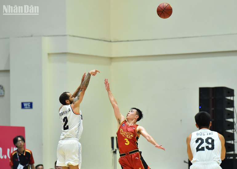 Nguyễn Huỳnh Phú Vinh tiếp tục có một trận đấu hay khi đóng góp không nhỏ vào khâu tấn công lẫn phòng ngự của Saigon Heat.