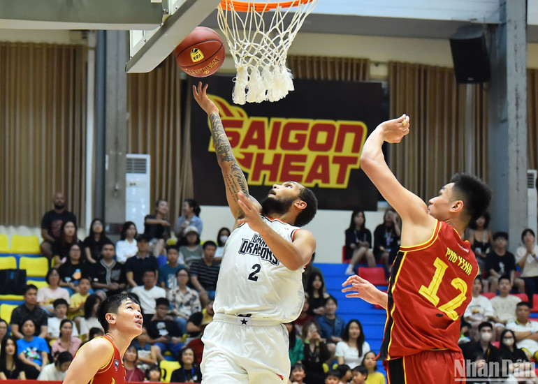 Kịch tính được đẩy lên ở hai hiệp cuối khi đội khách Danang Dragons bất ngờ thi đấu quật khởi, gây áp lực ngược lên phía đội chủ nhà.