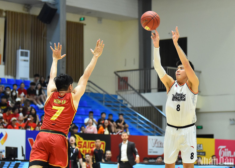 Sự ổn định của các tay ném giúp cho đội khách Danang Dragons không bị nhà đương kim vô địch bỏ cách quá xa. Sau hai hiệp đầu, Danang Dragons tạm kém Saigon Heat 5 điểm (45-50).